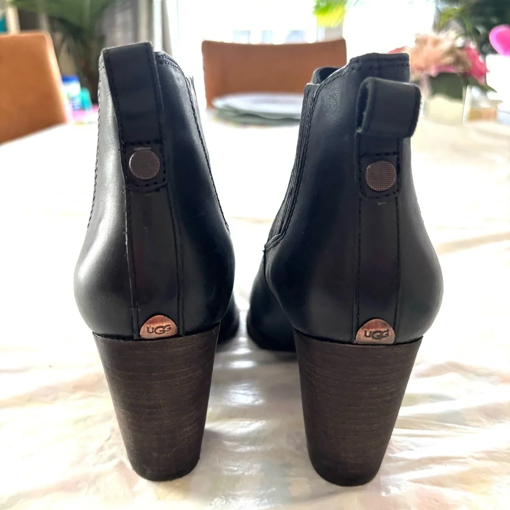 UGG Australia Poppy Black Leather Chunky Heel Ankle Boots SZ 8.5 Worn 1X Indoors